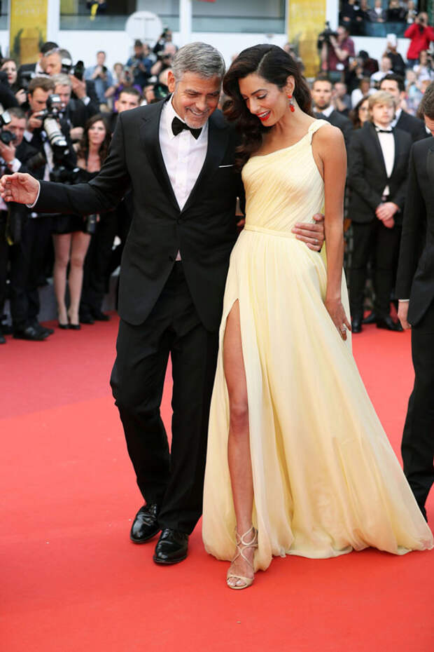 Амаль Клуни в воздушном желтом платье с глубоким разрезом, Джордж Клуни в черном смокинге