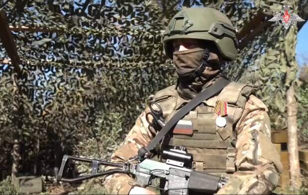 Военкор Симонов показал кадры, как боец ВС РФ в одиночку штурмует позиции ВСУ