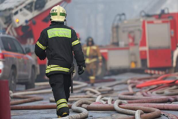 В Краснодарском крае после падения обломков дрона возник пожар