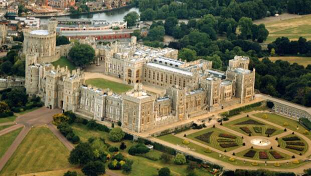 Виндзорский замок – резиденция Королевы Великобритании.