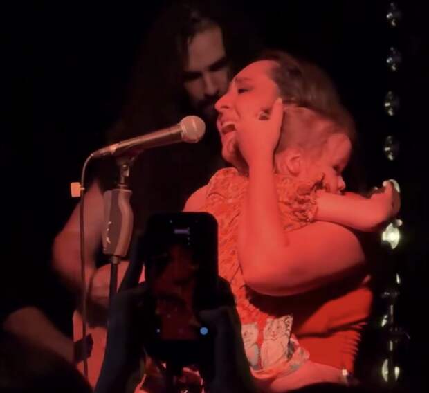 Певица Манижа выступила на сцене с дочерью