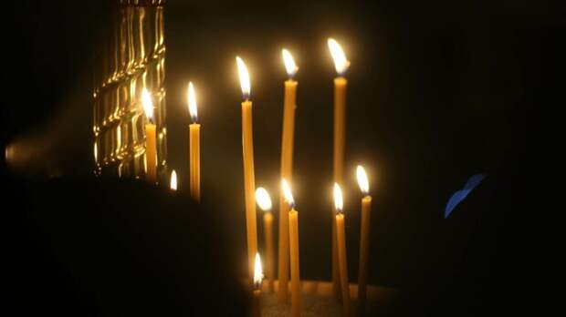 Храм, церковные свечи / Фото: amic.ru