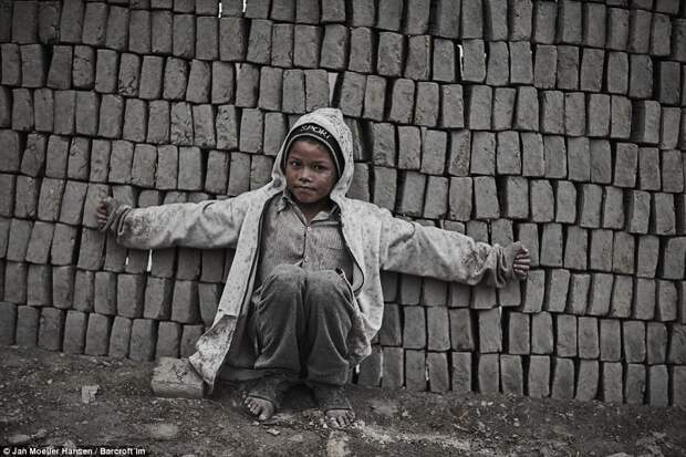 Тяжелый детский труд  на производстве кирпича в Непале