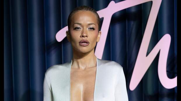 Певица Рита Ора снялась в бикини на пальме