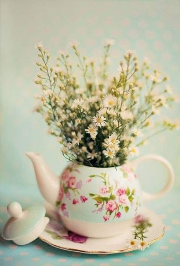 Можно не тратиться на вазу для маленьких цветов и букетов, такую вазу вы можете сделать из старого чайника.