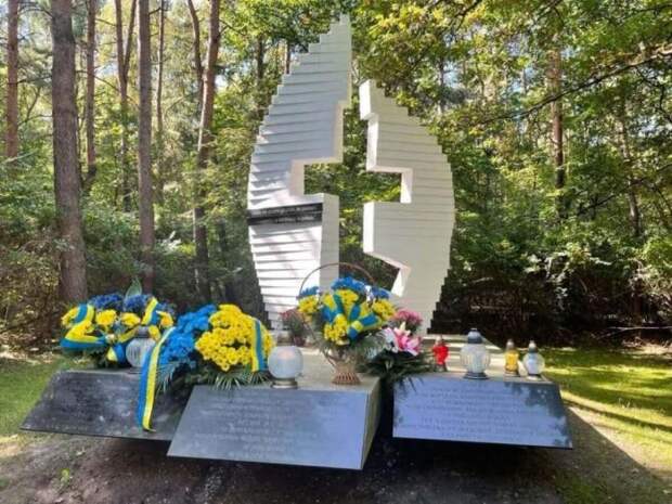 Принятый на днях Верховной радой закон устанавливает гарантии государственной поддержки и обязательства по сохранению памяти о «депортациях, осуществленных коммунистическими режимами Польши и СССР».