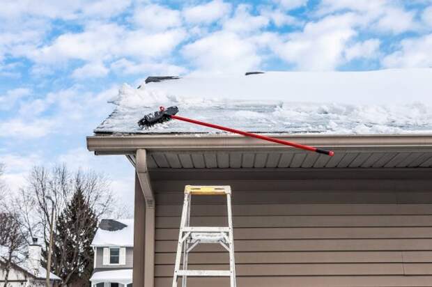Стремянка и швабра для чистки снега на крыше