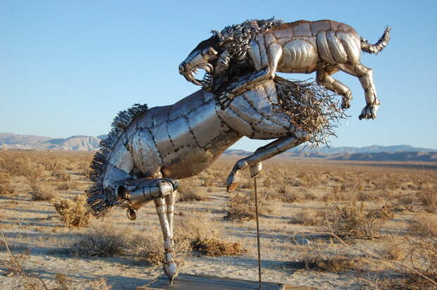 Смилодон бросается на дикую лошадь. Парк Галлита Мидоуз в пустыне Анза Боррего. Фото