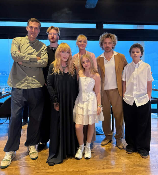 Орбакайте с сыном и мужем прилетела на Кипр