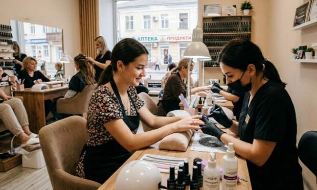 Врач рассказал, какими болезнями грозит поход на маникюр