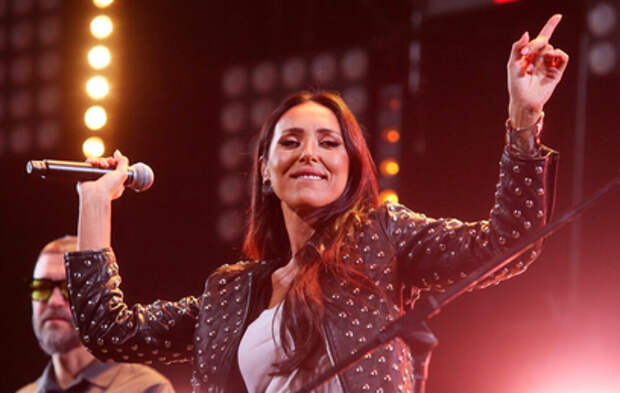 После развода певица Алсу предъявила «беременное» фото