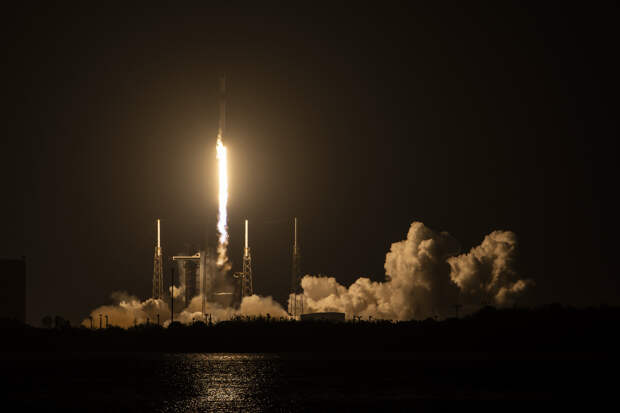 SpaceX вывела 54 спутника Starlink двумя Falcon 9 с противоположных побережий США за сутки — первые ступени совершили более 20 полётов