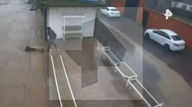 Мужчина спас ребенка во время потопа в Махачкале