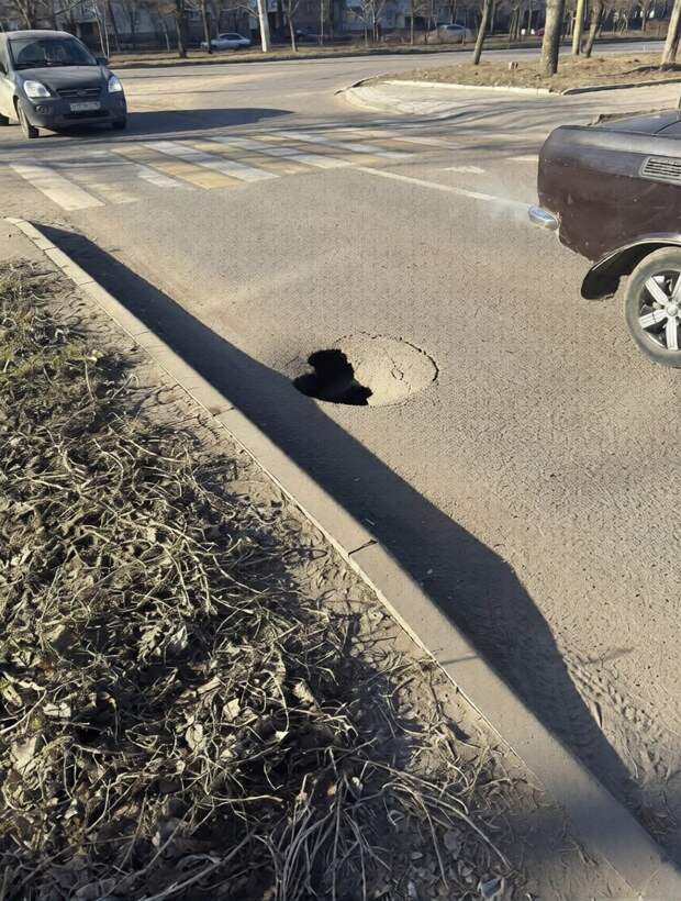 Провалился асфальт на ул. Щетинина, 17