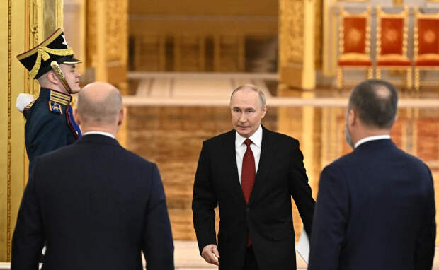 "Коммерсант": перед Новым годом в Кремле обошлось без восторгов