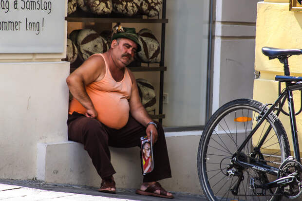 На фото: продавец хлеба с буддистским уклоном в Вене.