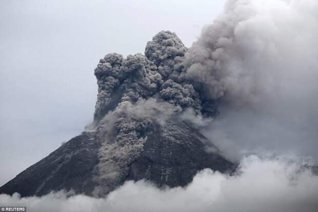 Извержение вулкана Мерапи в Индонезии, 1 ноября 2010 года. вулкан, извержение
