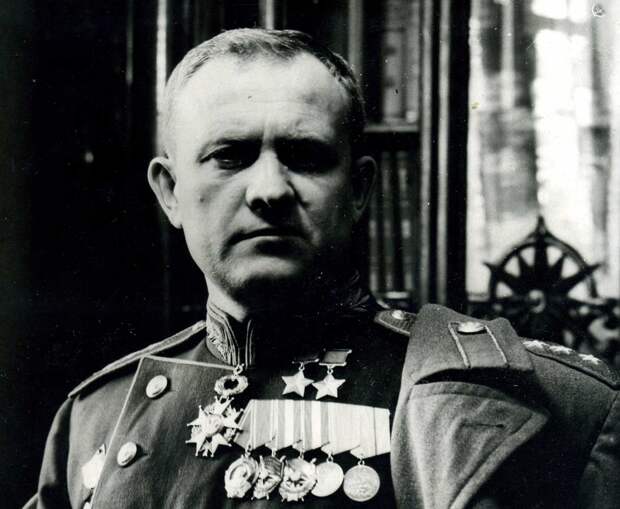 Дважды Герой Советского Союза командующий 1-й воздушной армией генерал-полковник Т.Т. Хрюкин.jpg