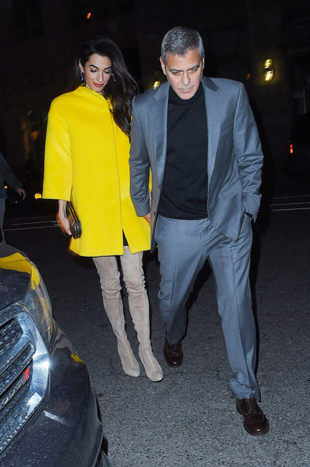 Амаль Клуни в желтом пальто и бежевые ботфорты, Джордж Клуни в сером костюме