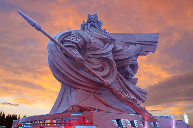 В Китае представили эпическую статую бога войны весом в 1320 тонн