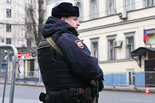 Двор воронежского офиса оцепили из-за найденной гранаты