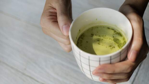 Назван окрашивающий зубы сильнее кофе напиток