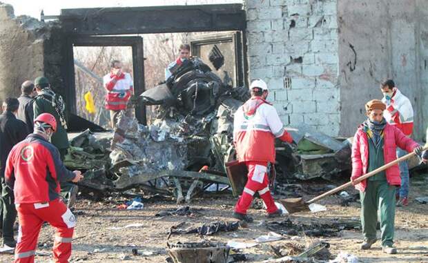 На фото: сотрудники Красного Креста на месте крушения пассажирского самолета Boeing-737 «Международных авиалиний Украины»