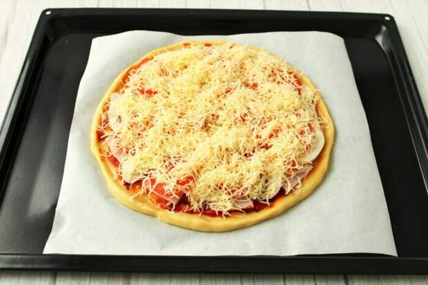 Если положить пиццу на холодный противень, корочки не будет. / Фото: 1000.menu