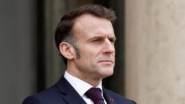 Макрон хочет установить прямой канал связи с Россией