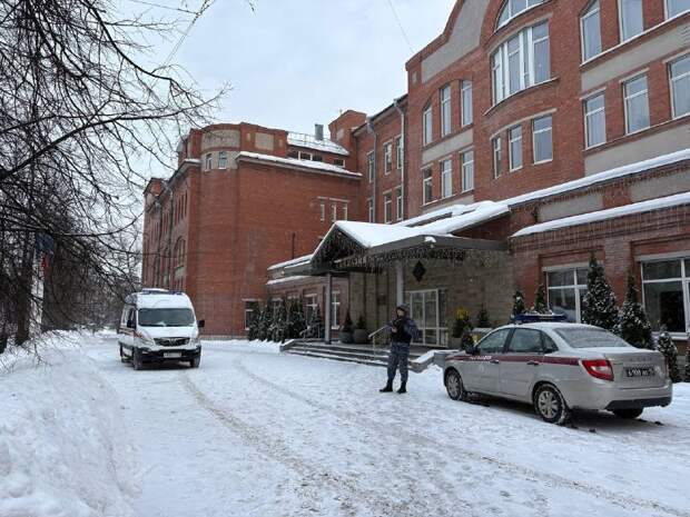 Попытки залезть в школу на Чкаловском обернулись для женщины поездкой в психушку