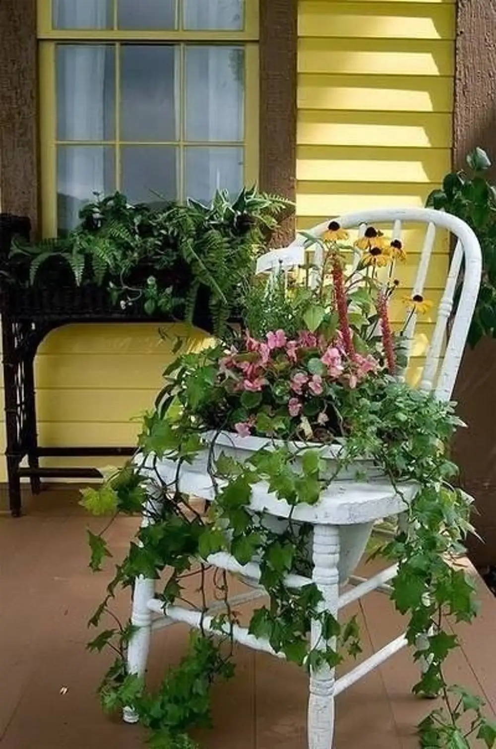 Кашпо из стульев для сада