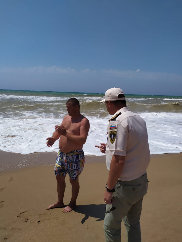 Севастопольцев и гостей просят отказать от купания во время шторма