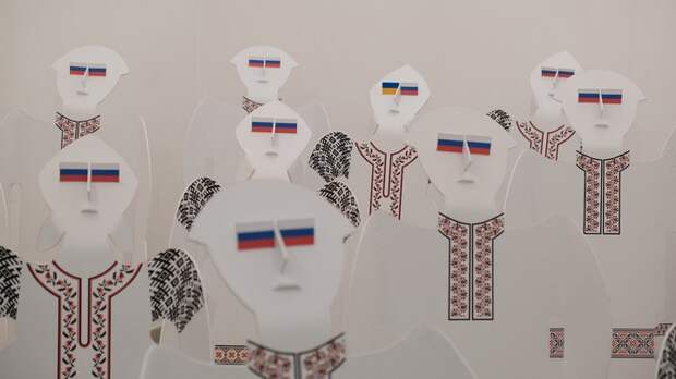 "Украинцы на коленях": СБУ допросила художника из-за инсталляции "Хохлы"