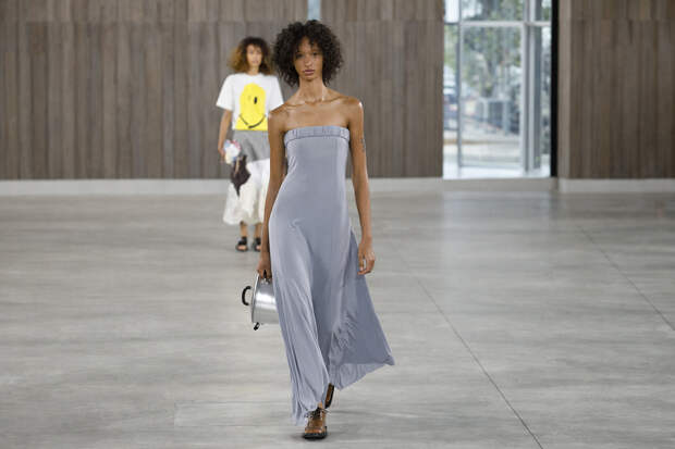 Избитые модели, мужчины с женской грудью и танк на подиуме. Чем еще мир моды шокировал публику в 2025 году?