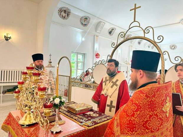 Епископ Серафим возглавил Божественную литургию в храме преподобной Евфросинии Полоцкой г. Бобруйска.