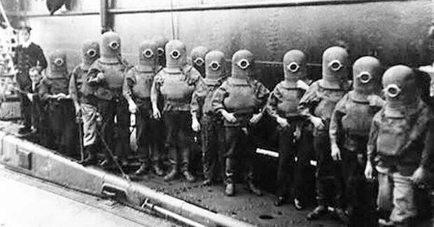 Экипаж подводной лодки в скафандрах, 1908.  Никого не напоминает? настроение, подборка, это интересно