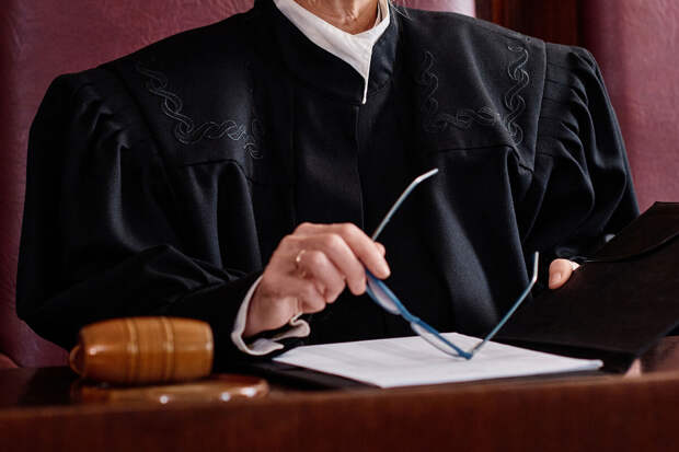 Суд в Красноярске отправил под домашний арест двух охранников подожженной школы