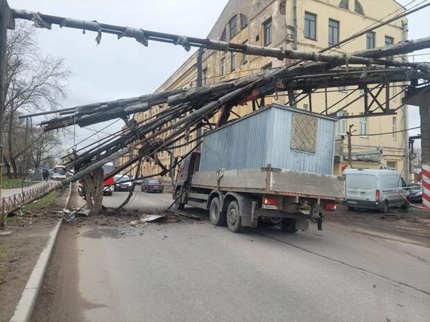 Грузовик снес мост и заблокировал проезд в Санкт-Петербурге