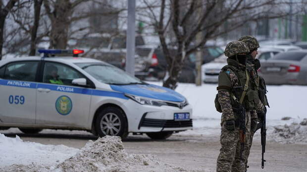Полиция и военные на блок-посту в Нур-Султане, Казахстан Полиция и военные на блок-посту в Нур-Султане, Казахстан - РИА Новости, 1920, 09.01.2022