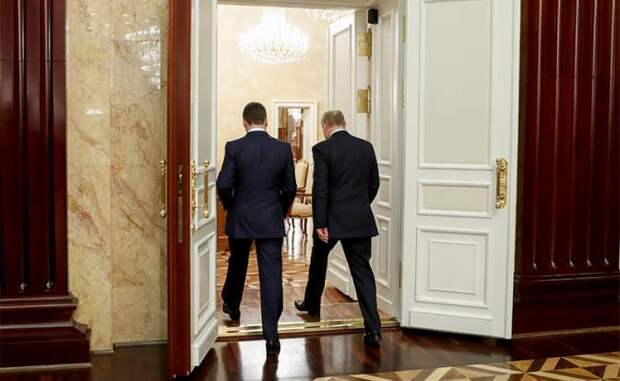 На фото:  Дмитрий Медведев и президент России Владимир Путин (слева направо)
