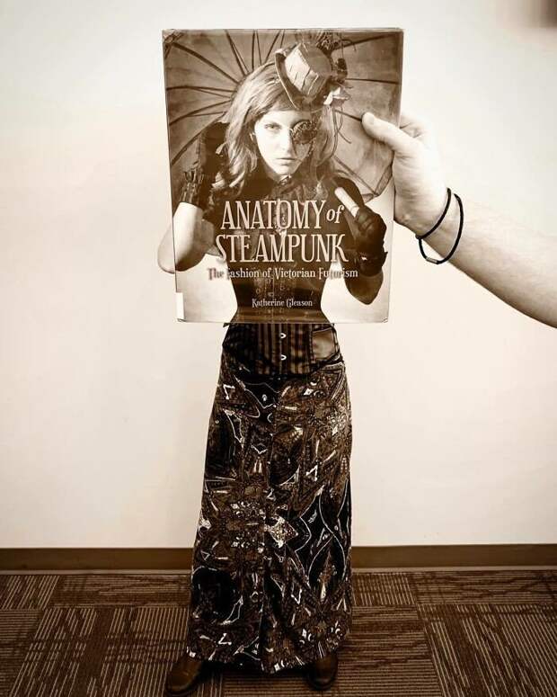 Люди подставляют лица к обложкам книг: челлендж #Bookface
