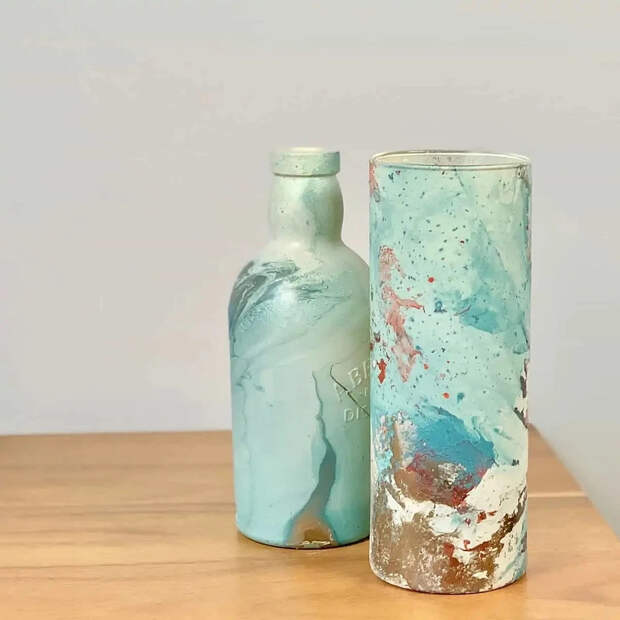 Простые банки и стаканы превращаются в декор: 3 способа покрасить стеклянные предметы