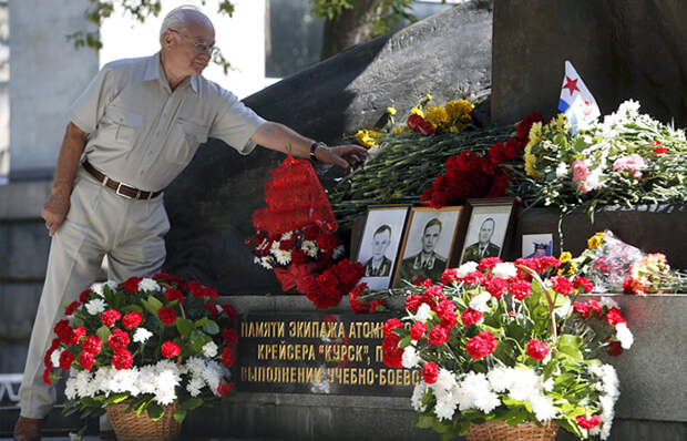 Мужчина возлагает цветы к памятнику в Москве
