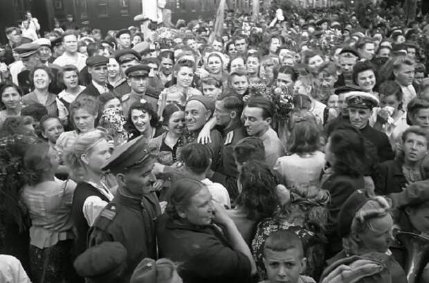 Возвращение фронтовиков превратилось в великий праздник. Возвращение фронтовиков превратилось в великий праздник.
