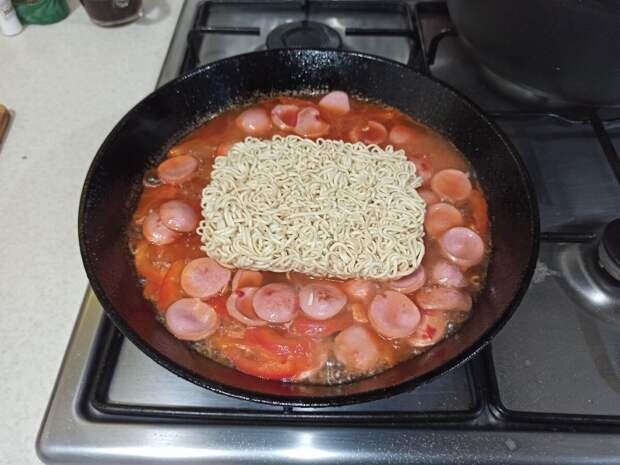 Знакомый повар поделился необычным рецептом вкусного и бюджетного Доширака, который готовится за 5 минут