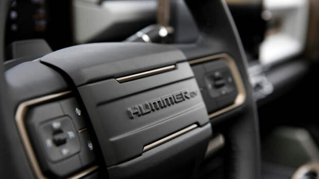GMC Hummer EV показал себя как 1000-сильный, 350-мильный, быстро заряжающийся ЗВЕРЬ!