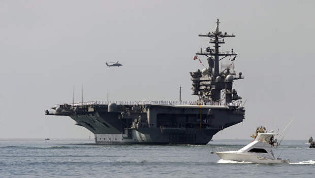Авианосец ВМС США Карл Винсон выходит из порта Сан-Диего. 22 августа 2014 года. Архивное фото