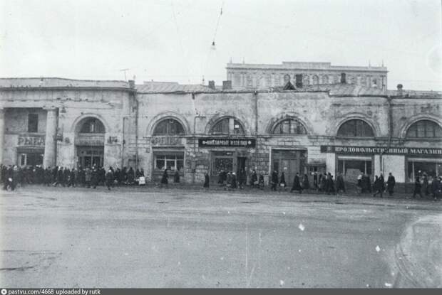 Торговые ряды на Таганской площади. Они находились слева от вестибюля станции метро Кольцевой линии, 1950-1955. С сайта www.pastvu.com.
