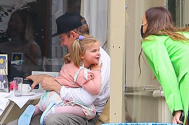 Мама, папа, я: Ирина Шейк и Брэдли Купер воссоединились на прогулке с дочерью Леей