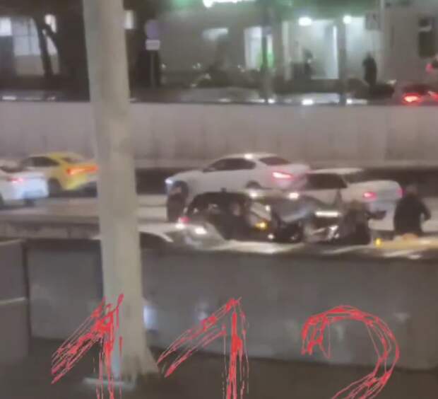 112: Cadillac въехал в мачту городского освещения на ТТК в Москве